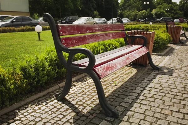 Деревянная скамейка в центральном парке Ужгорода — стоковое фото