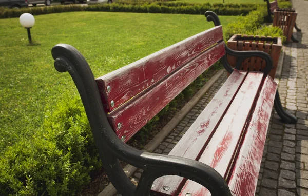 Деревянная скамейка в городском парке с булыжником — стоковое фото
