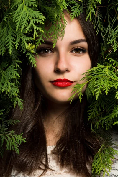 Mazı (bitki) bir arka plan üzerinde poz kırmızı dudaklar ile güzel kadın