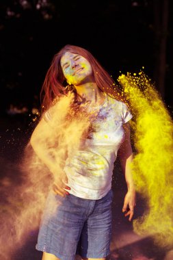 Mutlu genç kadın sarı Gulal tozla kaplı 