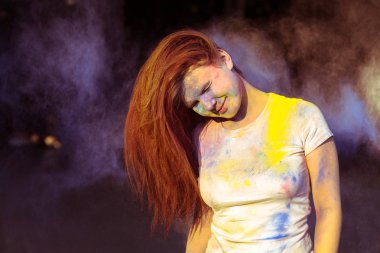 Güzel genç kadın uzun saçlı kuru Gulal powd ile kaplı