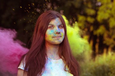 Holi pow sarı ve pembe bir arka plan üzerinde genç esmer kadın