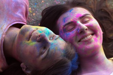 İki çekici kadın uzun saçlı kuru Gulal powde ile kaplı