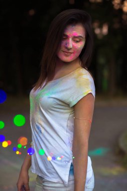 Muhteşem genç model renkli Holi toz ve holdi ile kaplı