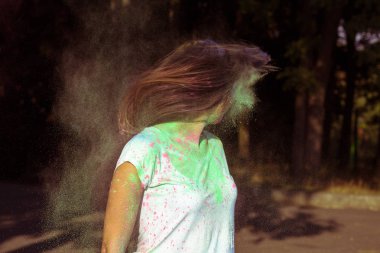 Güzel genç kadın uzun saçlı rüzgar Gulal ile kaplı 