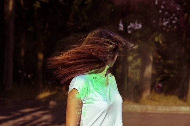 Güzel genç kadın uzun saçlı hareket Gula ile kaplı