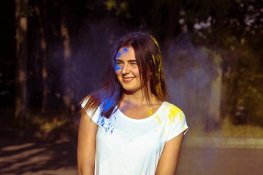 Mavi ve sarı kuru Gulal toz üzerinde çekici genç modeli 