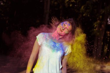 Kuru toz Holi ile oynarken çekici esmer modeli