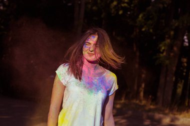 Holi renkli Festivali uzun saçlı güzel genç model