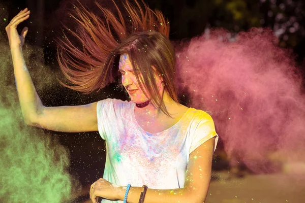 Çekici genç kadın saç rüzgarda çırpınan ile kaplı