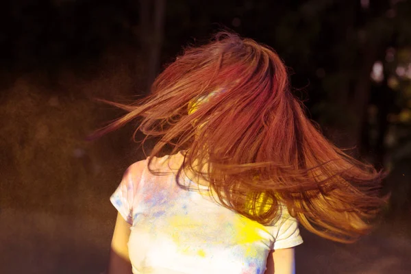 Hareket uzun saçlı esmer genç kadın kuru G ile kaplı