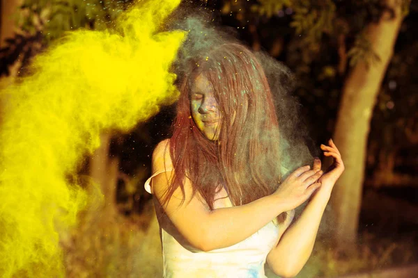 Όμορφη μελαχρινή γυναίκα στο πάρκο της πόλης παίζοντας με πολύχρωμα Hol — Φωτογραφία Αρχείου