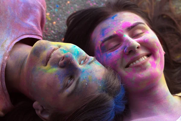 İki çekici kadın uzun saçlı kuru Gulal powde ile kaplı
