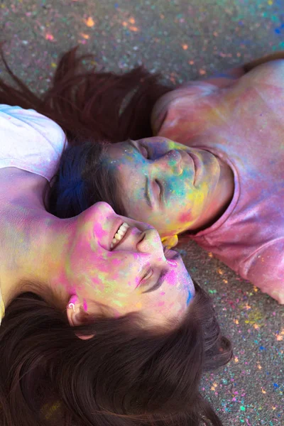 İki gülümseyen esmer kadın uzun saçlı kuru bayram ile kaplı 