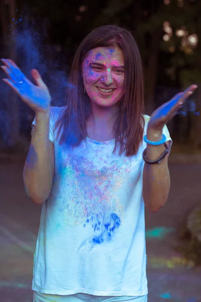 Mavi toz Gulal parkta kadar modeli savurma gülümseyen güzel