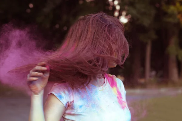 Morena joven modelo con el pelo en movimiento cubierto de colorido G — Foto de Stock