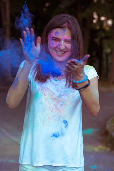 Mavi toz Gulal şehir par kadar modeli savurma gülümseyen mutlu