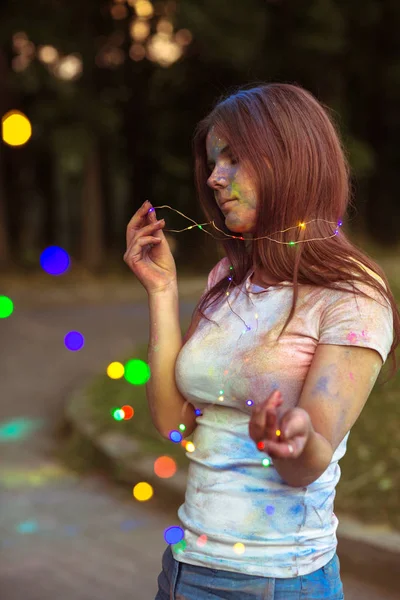 Ніжна брюнетка жінка вкрита барвистим порошком Холі тримає — стокове фото