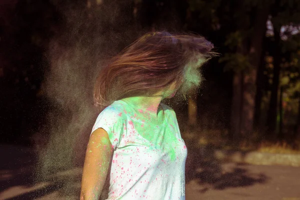 Güzel genç kadın uzun saçlı rüzgar Gulal ile kaplı 