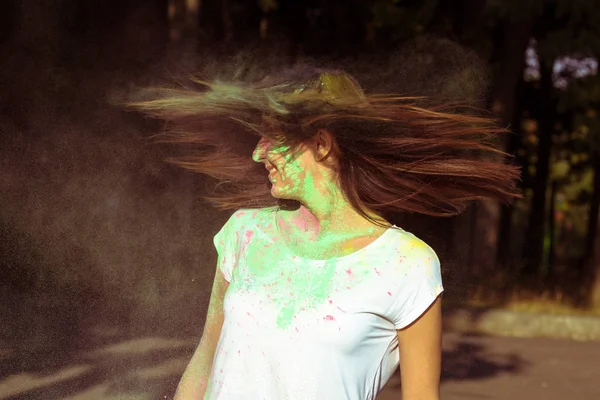 Mujer morena joven con el pelo largo en movimiento con Gula colorido —  Fotos de Stock