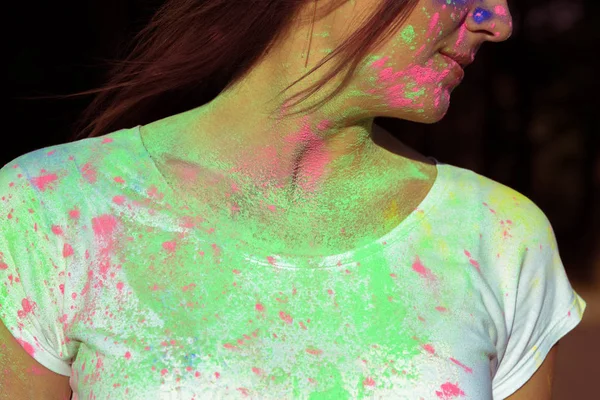 Fragmento de camiseta de mujer blanca cubierta de pintura seca Gulal — Foto de Stock