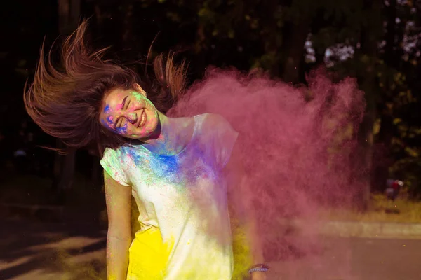 Mujer joven feliz con el pelo largo cubierto de colorido Gulal pow — Foto de Stock