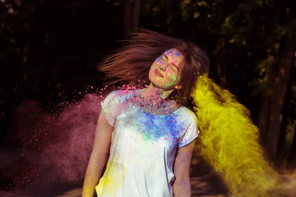 Jonge brunette vrouw spelen met droge poeder Holi — Stockfoto