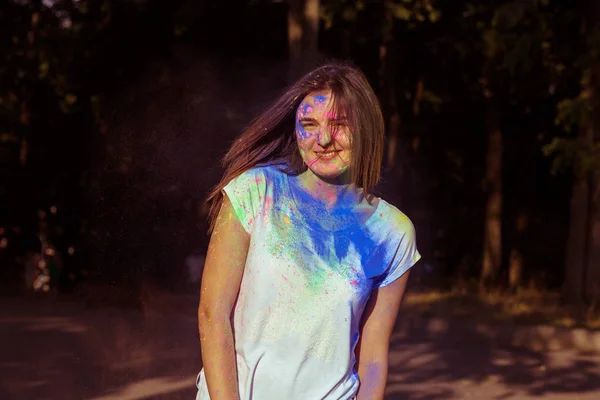 Щасливі молода модель з довгим волоссям накрив з барвистих Gulal pow — стокове фото