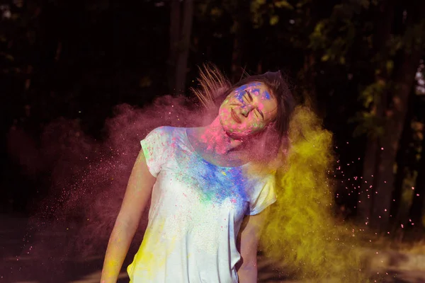 Kuru toz Holi ile oynarken çekici esmer modeli