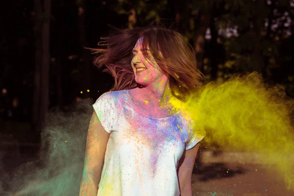 Gülümseyen genç kadın uzun saçlı renkli Gulal p ile kaplı
