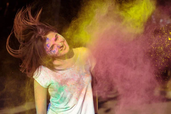 Hermosa mujer joven con el pelo largo cubierto de colorido Gulal — Foto de Stock