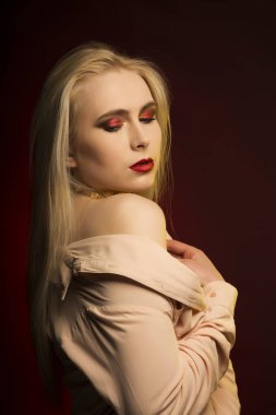  Uzun sarı saçlı ve altın folyo desenleri ile çekici hanım