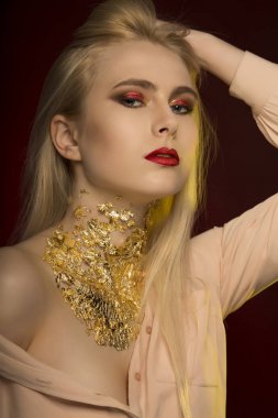 Uzun sarı saçlı ve altın kalıpları ile genç ve güzel model 