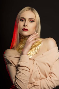 Uzun sarı saçlı ve altın folyo ile şık genç modeli