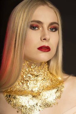 Closeup moda portre sevimli genç kadının kırmızı dudaklar ile bir