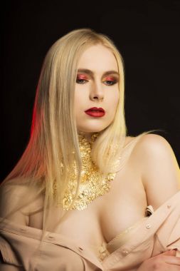 Uzun sarı saçlı ve h altın folyo ile güzel genç model