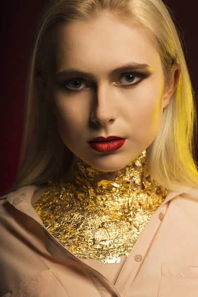 Mulher bonita com maquiagem brilhante e folha de ouro em seu ne — Fotografia de Stock