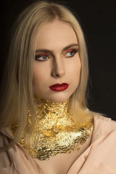Closeup retrato de luxo modelo jovem com lábios vermelhos e ouro fo — Fotografia de Stock