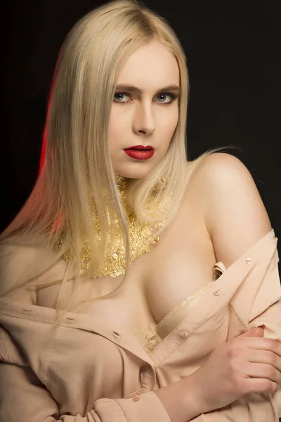 Attraktiv ung modell med långa blonda hår och gyllene folie på — Stockfoto