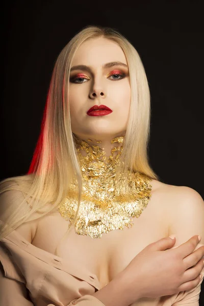 Retrato de moda de modelo jovem com cabelo loiro longo e dourado — Fotografia de Stock