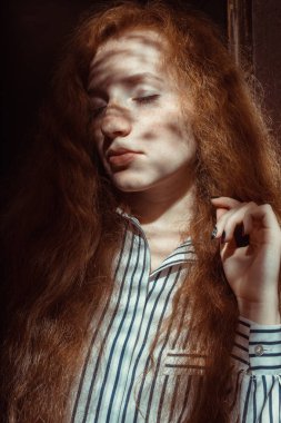 Çiller ile ihale kırmızı saçlı kadın. Kadın ona gölge ile 