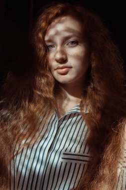 Güzel kırmızı saçlı model Çiller ve uzun saç. Kadın wi