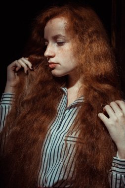 Çiller ile şık bir kırmızı saçlı model. Kadın ona gölge ile