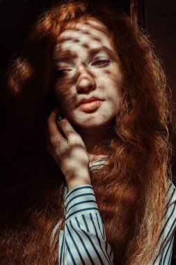 Çiller ile güzel kırmızı saçlı modeli. Kadın ona gölge ile 