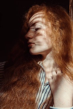 Çilli kırmızı saçlı modeli. Kadın ona gölge ile 