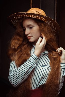Hasır Şapkalı pa poz kapalı gözler ile şehvetli redhead modeli