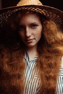 Çekici genç kırmızı saçlı model hasır şapka p kıvırcık saçlı