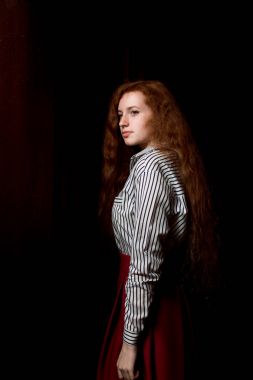 Çekici genç kırmızı saçlı model beyaz giyen çizgili gömlek bir