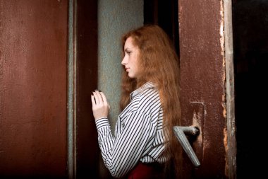 Uzun yemyeşil saç yakın poz ile güzel genç kırmızı saçlı model