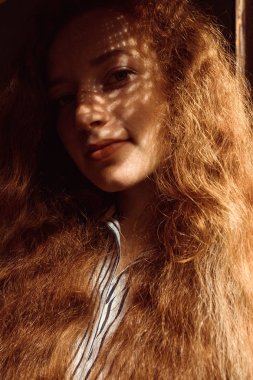 Çiller ile çekici kırmızı saçlı model. Gölge kadınla 